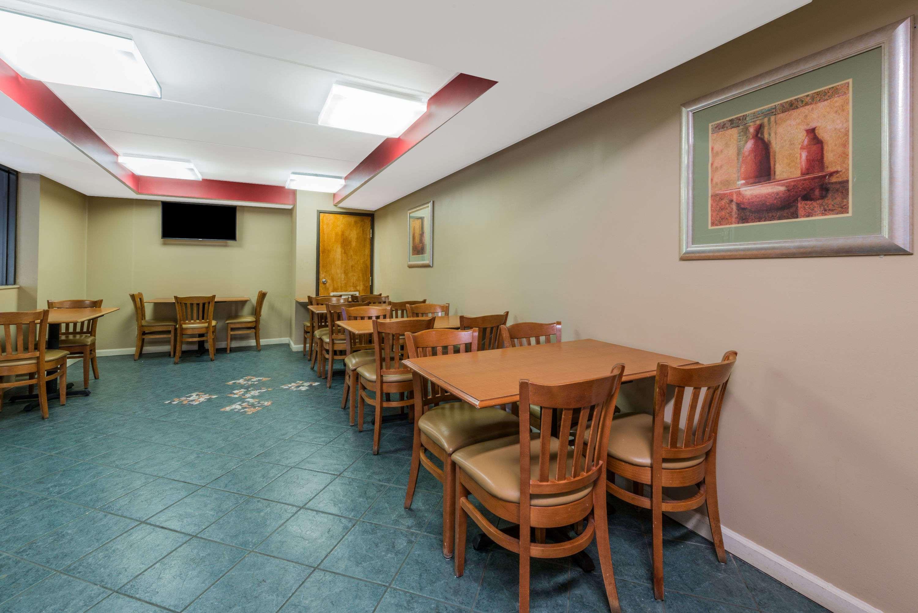 Days Inn By Wyndham Hurstbourne Louisville Exterior photo